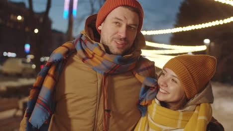 Junges-Paar-Läuft-Mit-Weihnachtsbeleuchtung-Auf-Der-Straße